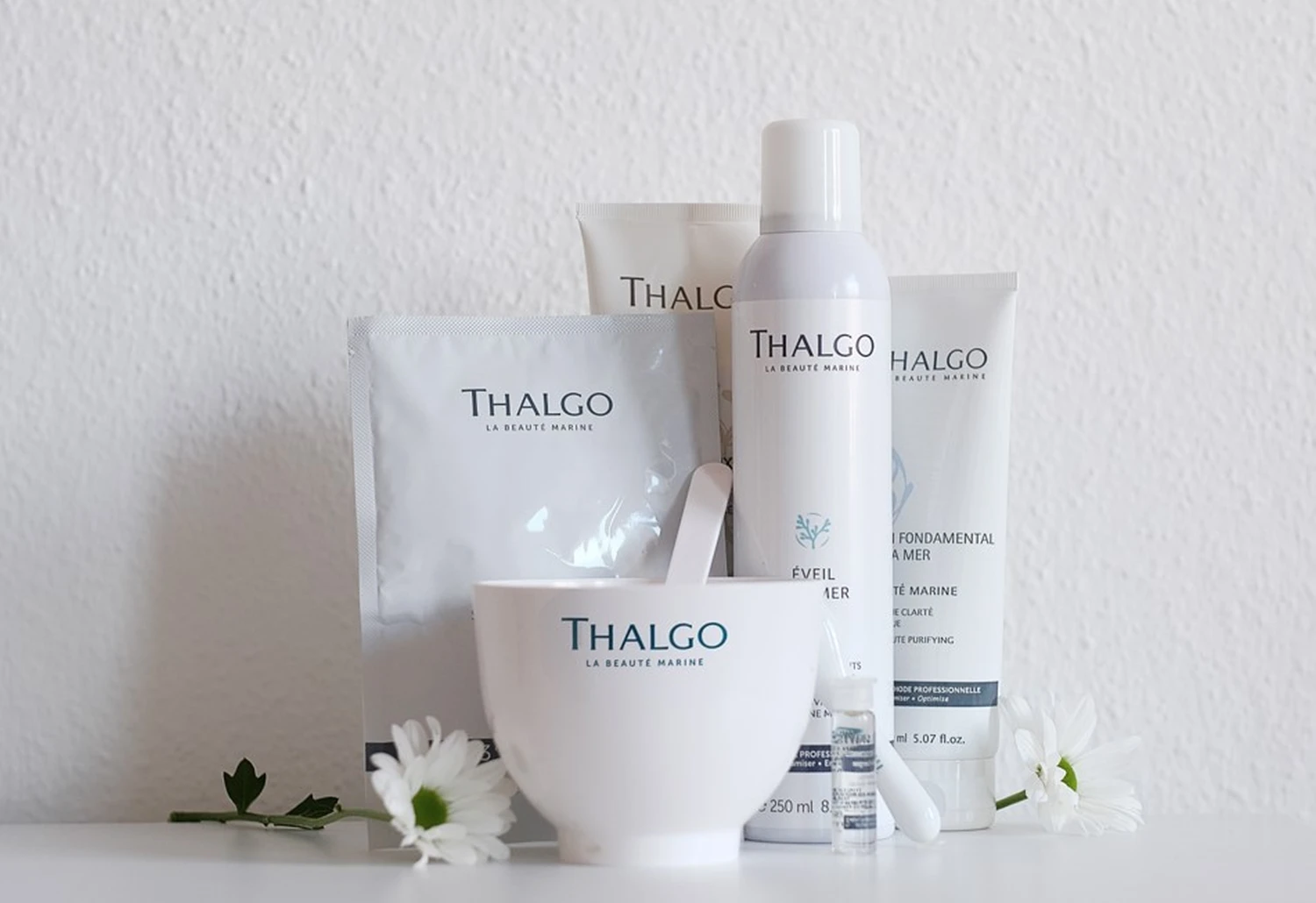 THALGO Kosmetikprodukte und Maskenschale